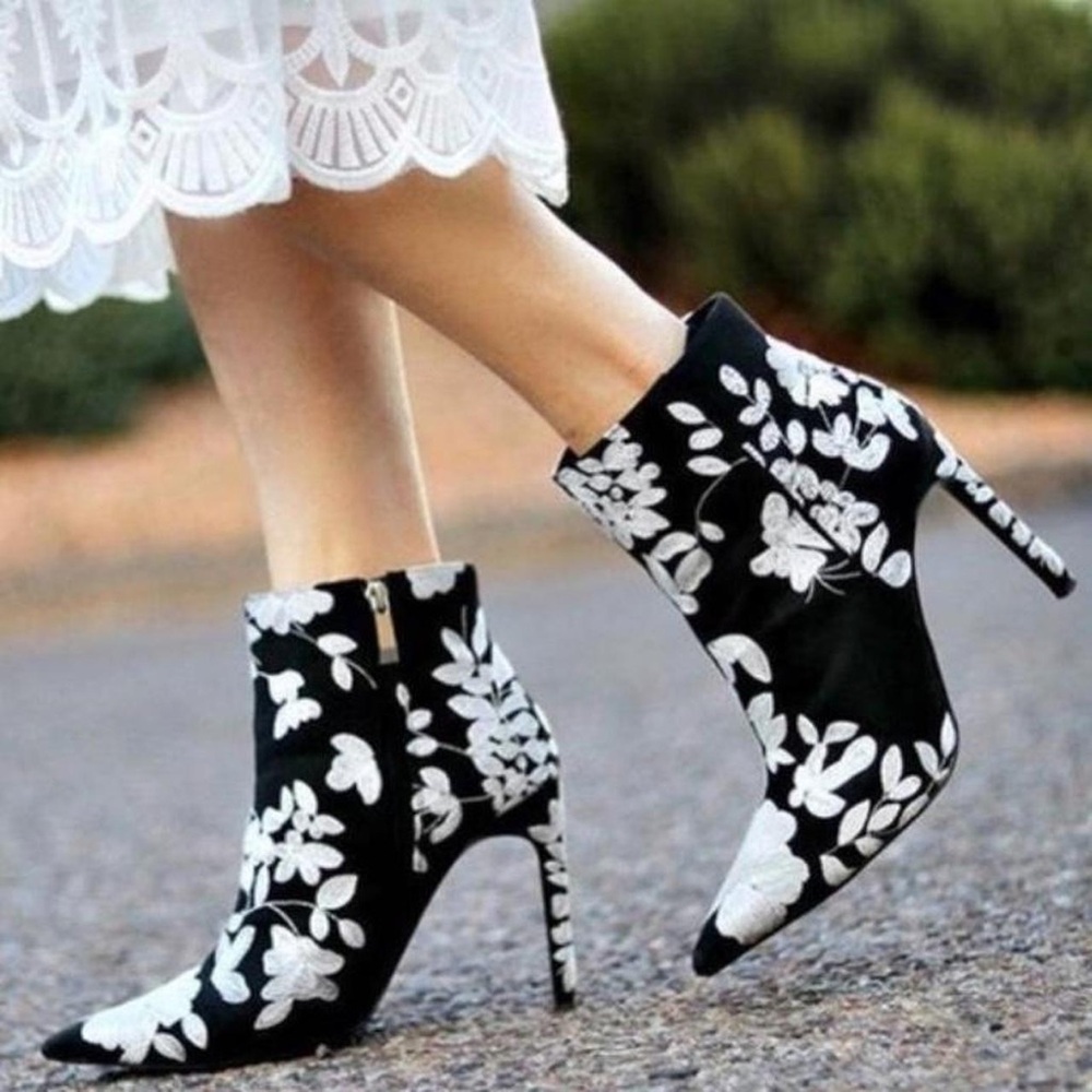 🆕Zara Size 6 /EU 36 Black and White Embroidered Floral Heeled Ankle Booties - Picture 1 of 9